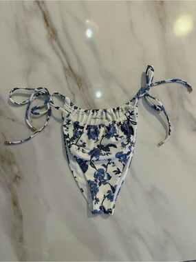 Abercrombie Floral Cheeky String Bikini Bottoms Medium White Blue